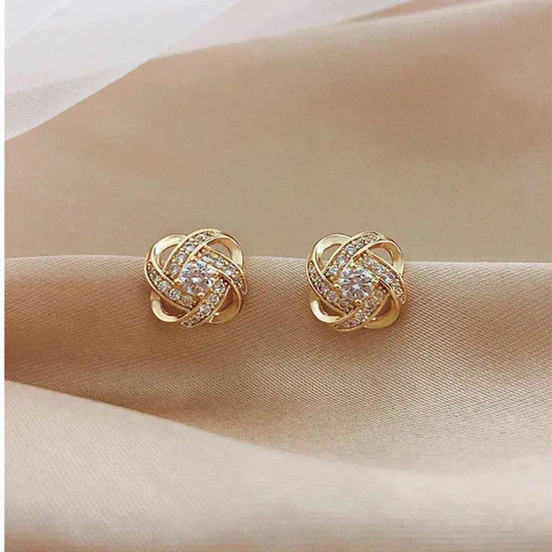 Pendientes dorados en espiral floral con cristales