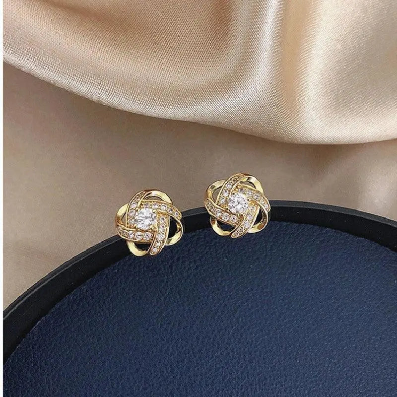 Pendientes dorados en espiral floral con cristales