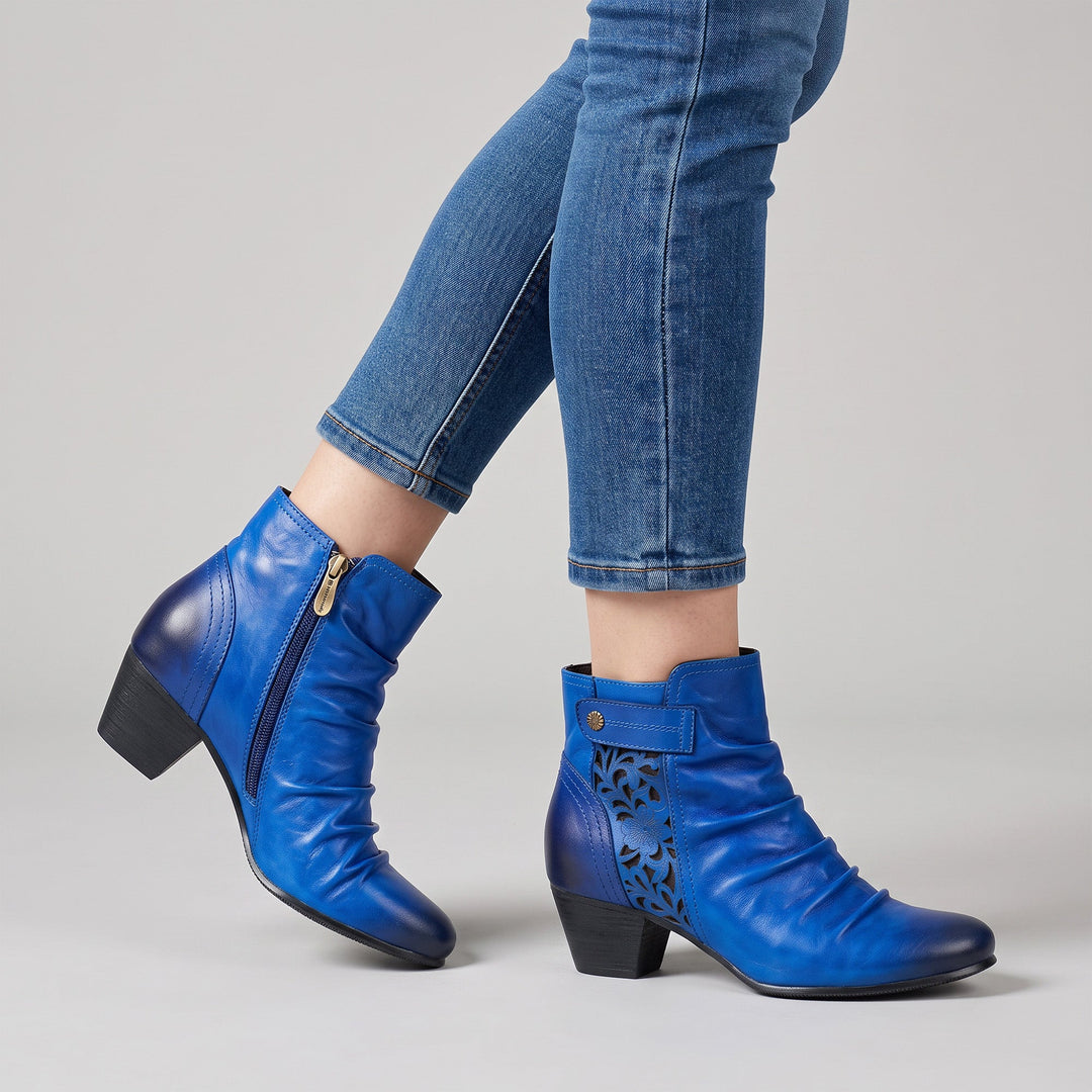Amaia — Botines Azules con Recortes Florales