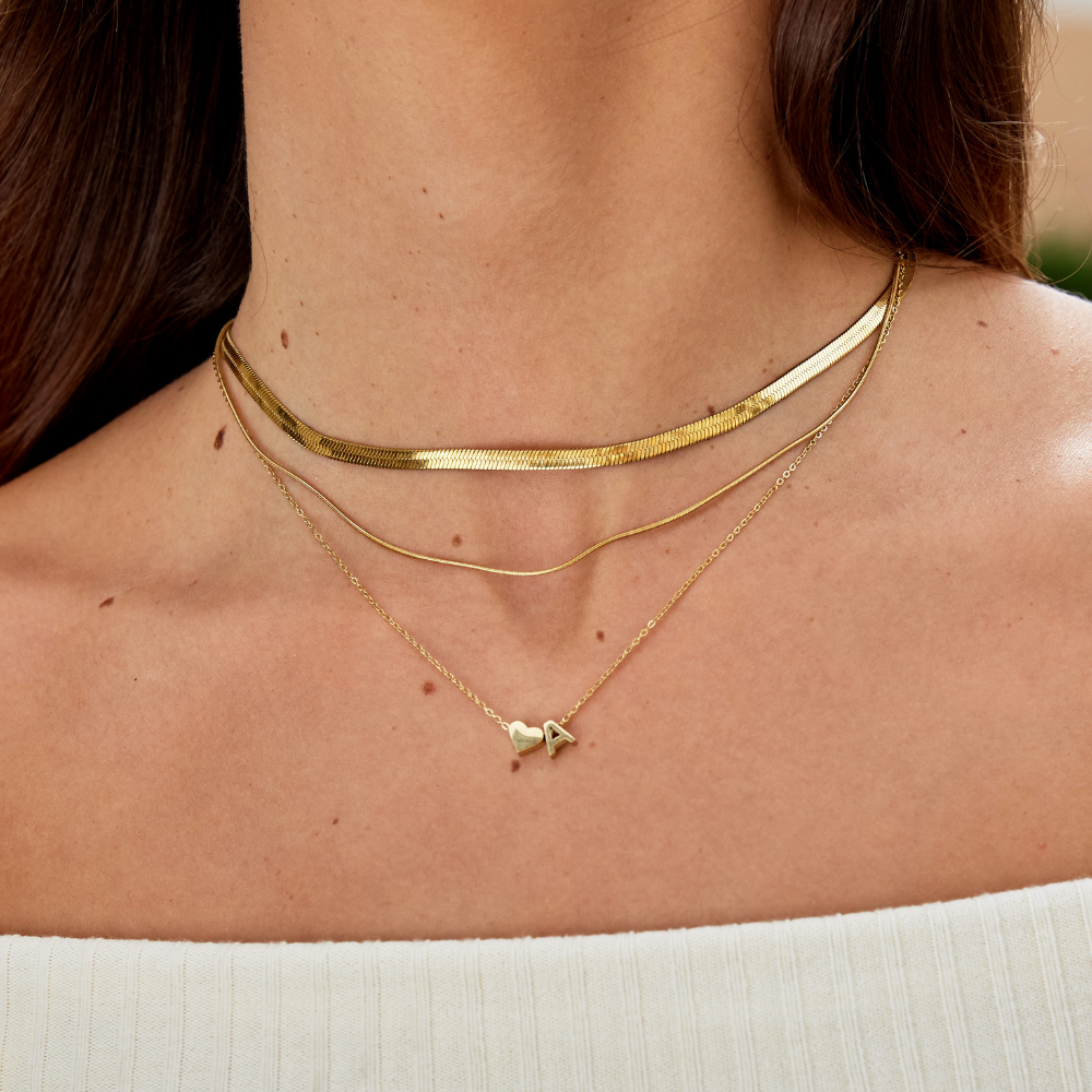Collar Inicial Intemporal con Colgante en Forma de Corazón