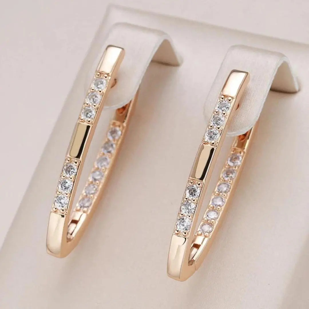 Pendientes sofisticados con piedras de zirconio
