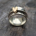 Anillo de plata con corazón de oro