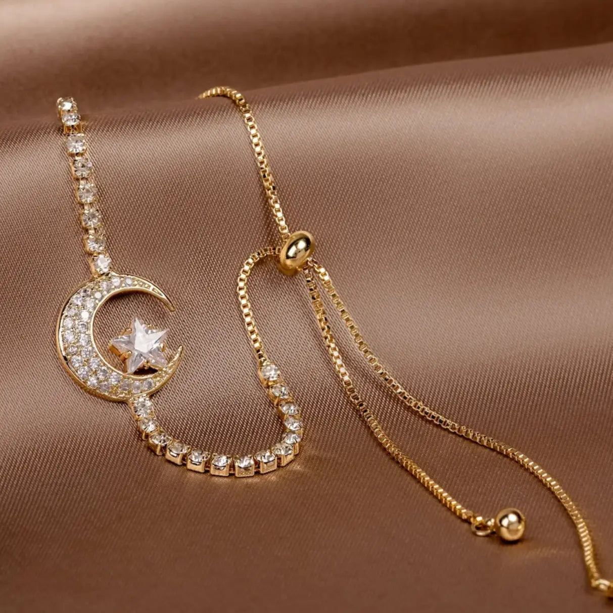Pulsera con Colgante de Luna en Circonio y Oro