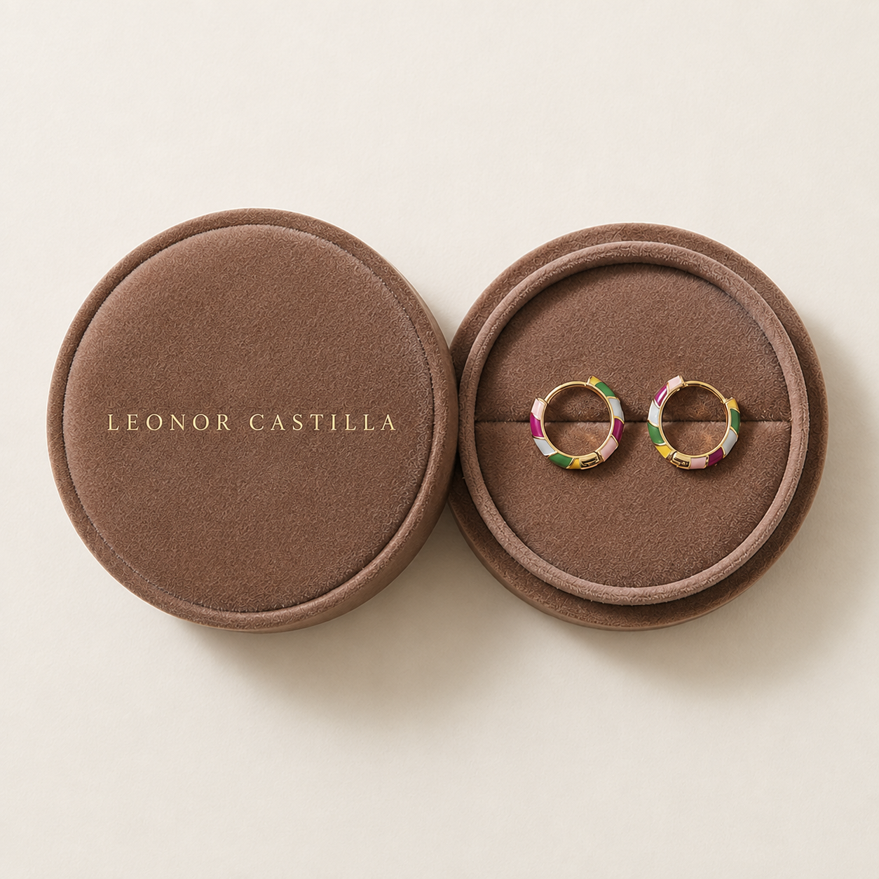 Pendientes Elegantes con Esmalte Dorado