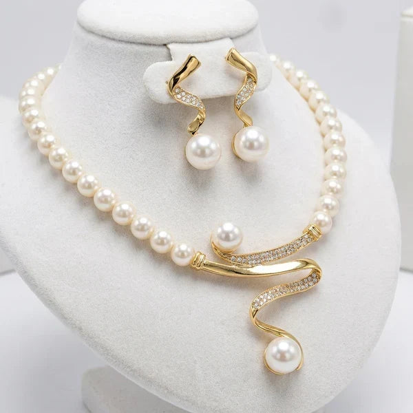 Conjunto de collar y pendientes con perlas naturales