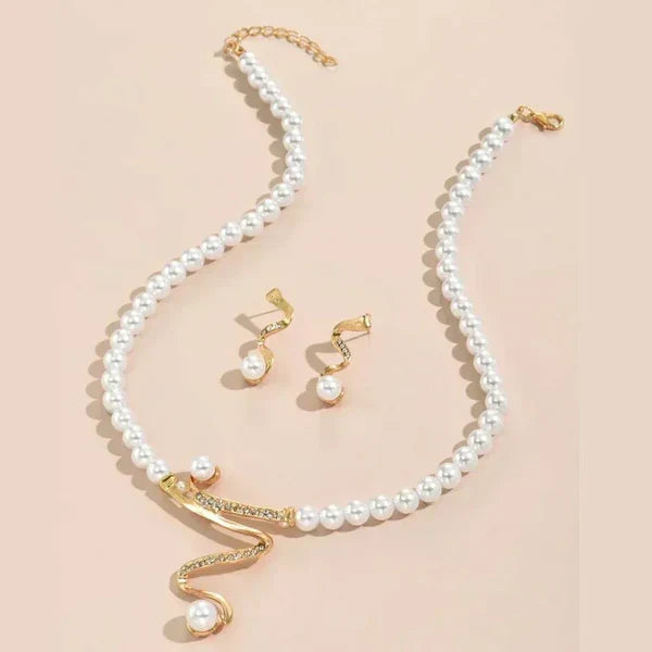 Conjunto de collar y pendientes con perlas naturales