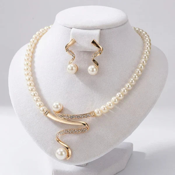 Conjunto de collar y pendientes con perlas naturales