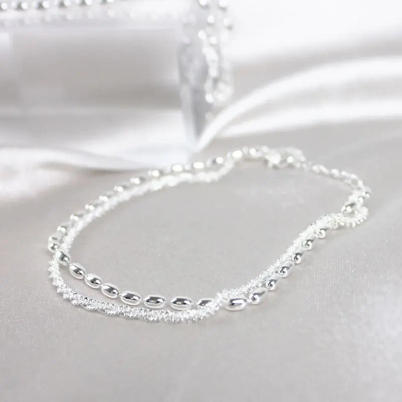 Conjunto de pulseras elegantes de plata con piedras de circonio
