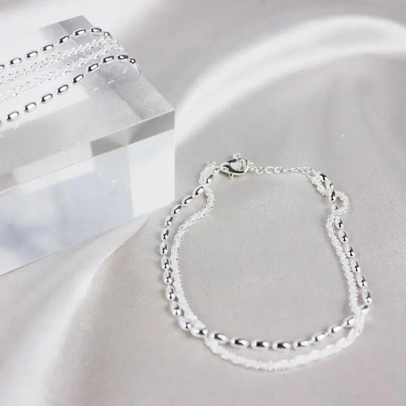 Conjunto de pulseras elegantes de plata con piedras de circonio