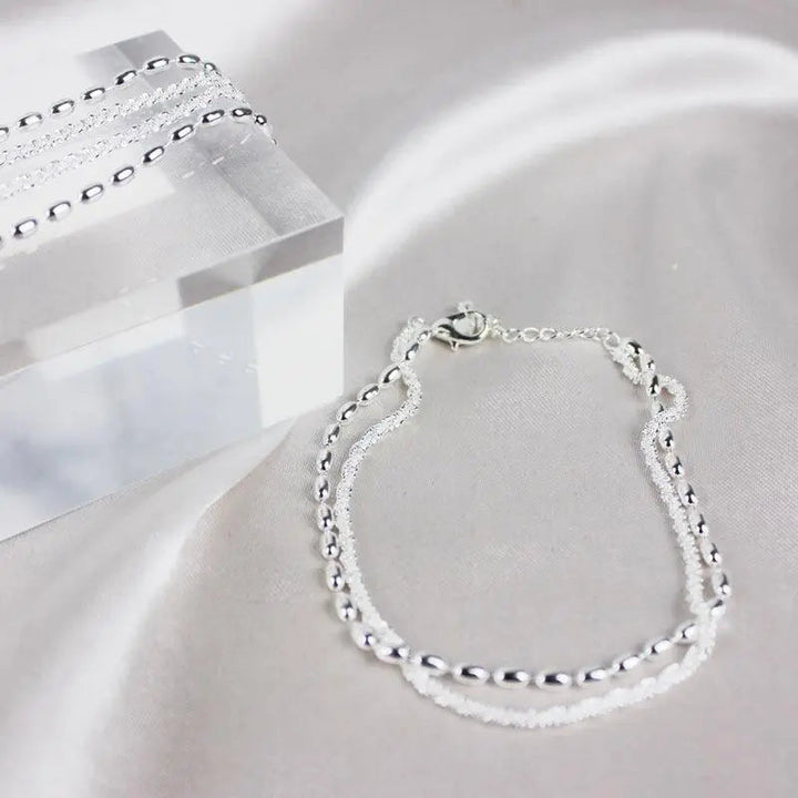 Conjunto de pulseras elegantes de plata con piedras de circonio