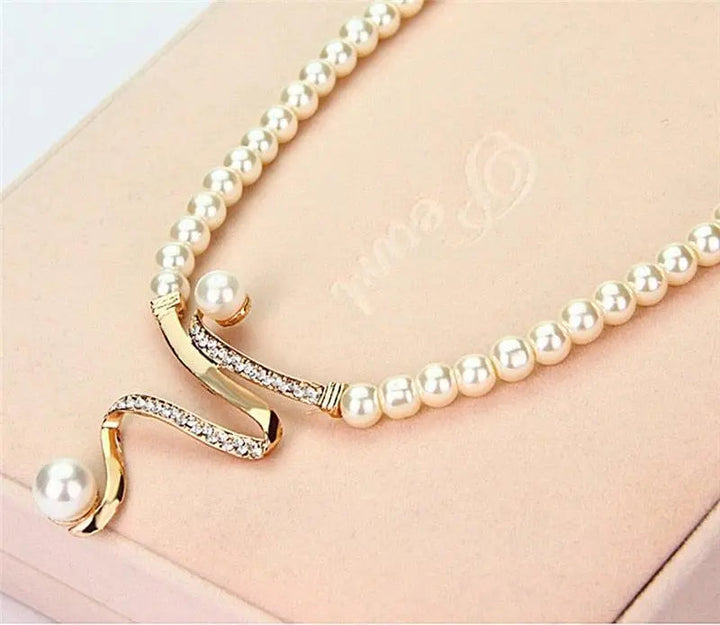 Conjunto de collar y pendientes con perlas naturales