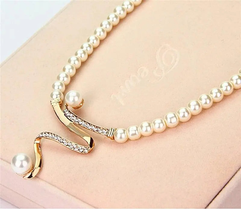 Conjunto de collar y pendientes con perlas naturales
