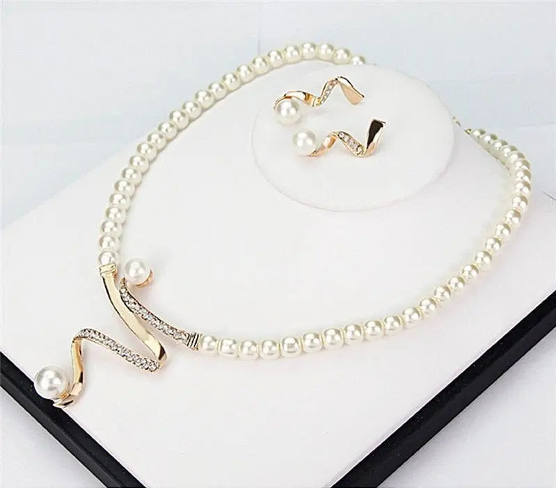 Conjunto de collar y pendientes con perlas naturales