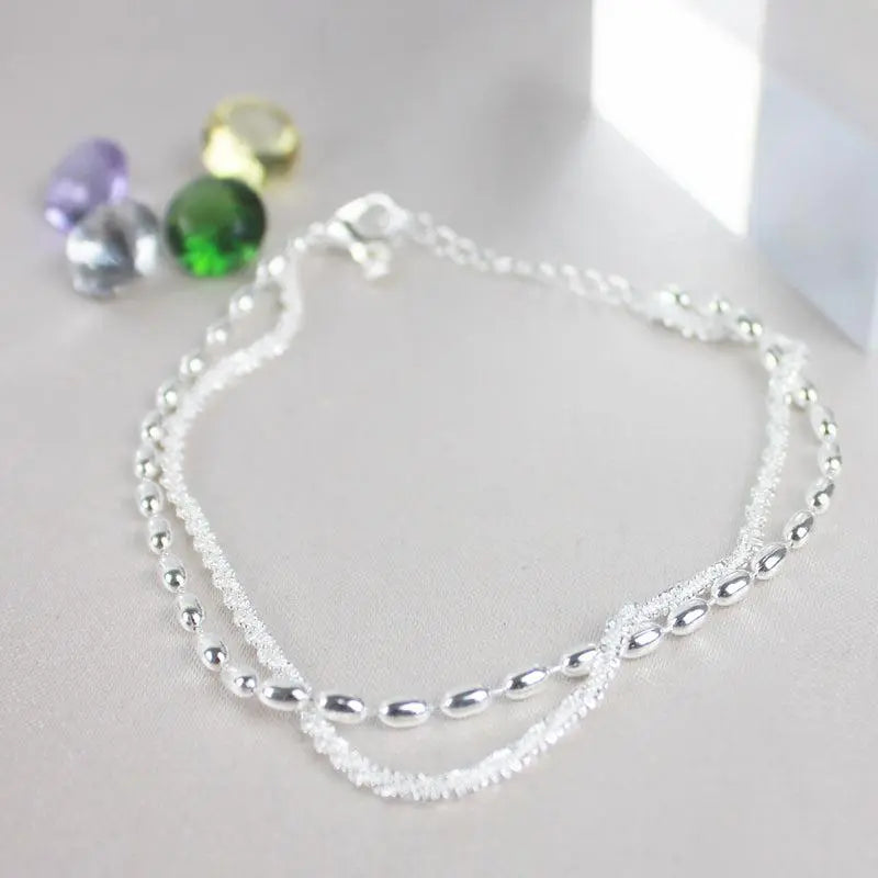 Conjunto de pulseras elegantes de plata con piedras de circonio