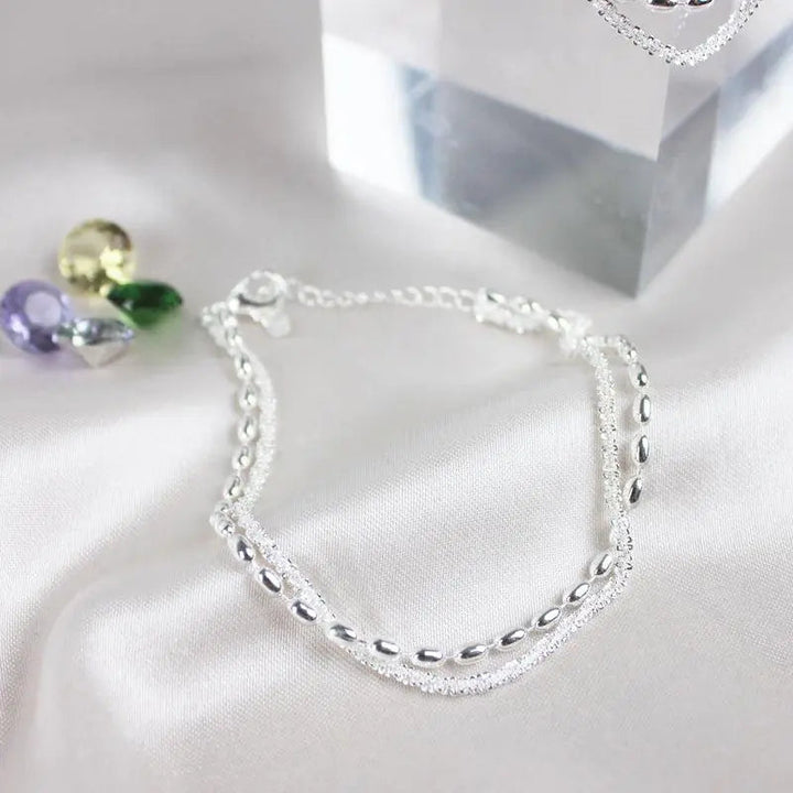 Conjunto de pulseras elegantes de plata con piedras de circonio