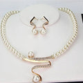 Conjunto de collar y pendientes con perlas naturales