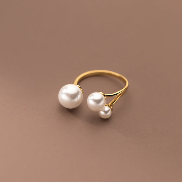 Anillo Elegante con Trio de Perlas