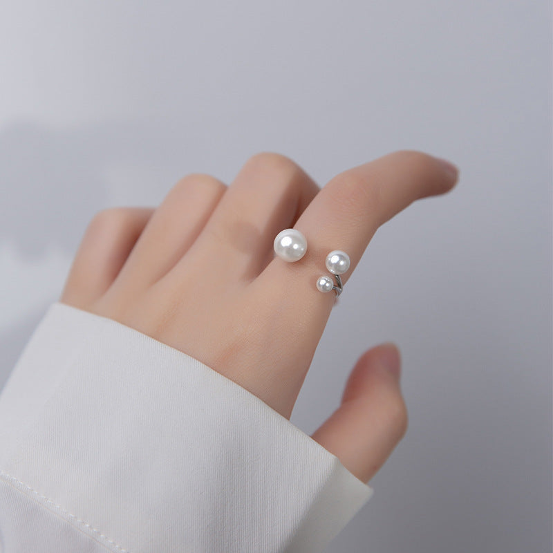 Anillo Elegante con Trio de Perlas