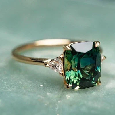Anillo de Oro con Piedra de Inspiración Vintage