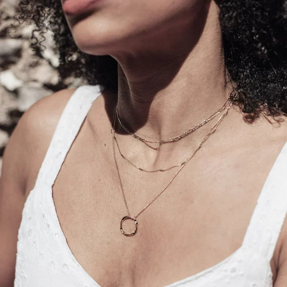 Collar de Aro Abierto de Tres Filas en Oro