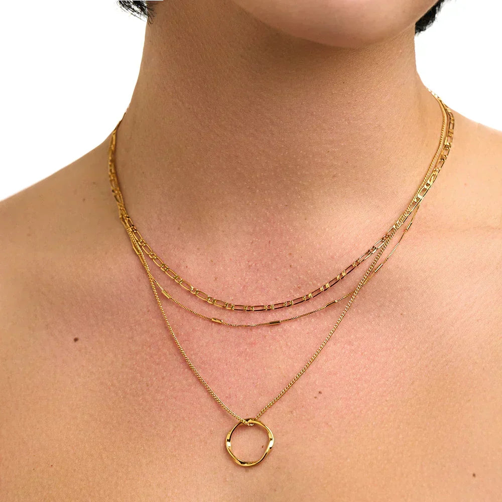 Collar de Aro Abierto de Tres Filas en Oro