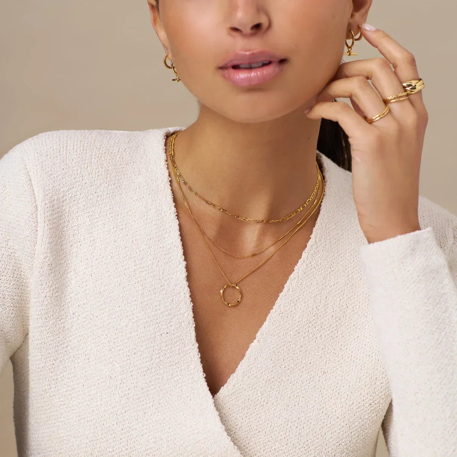 Collar de Aro Abierto de Tres Filas en Oro