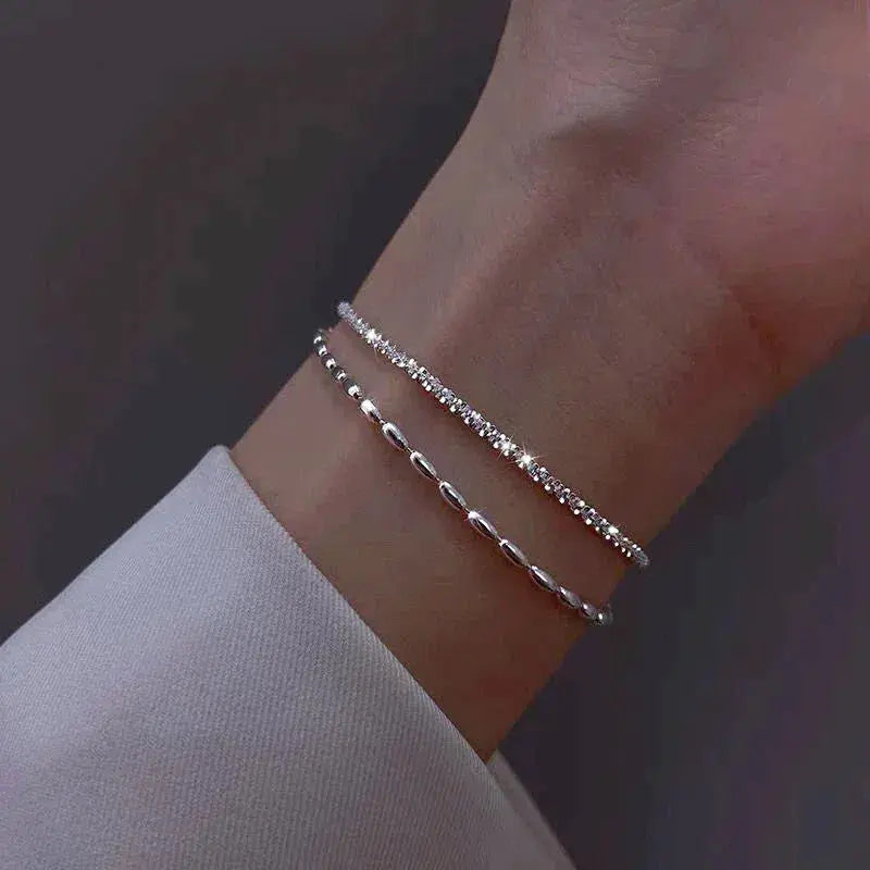 Conjunto de pulseras elegantes de plata con piedras de circonio