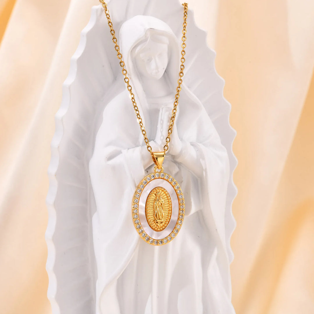 Collar con Colgante Ovalado de la Virgen en Oro