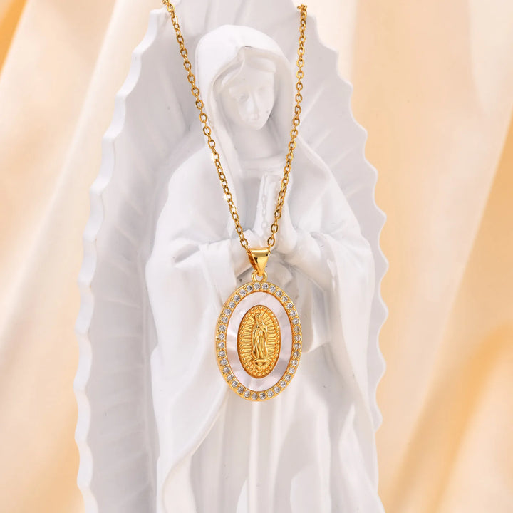 Collar con Colgante Ovalado de la Virgen en Oro