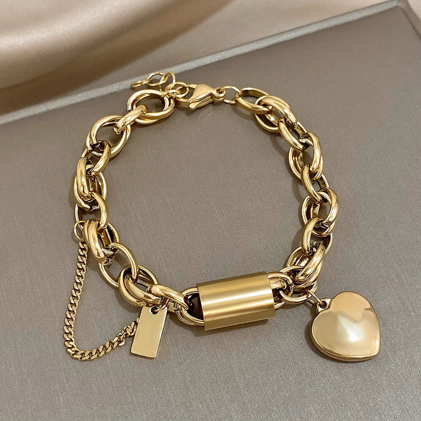 Pulsera gruesa en forma de corazón de oro