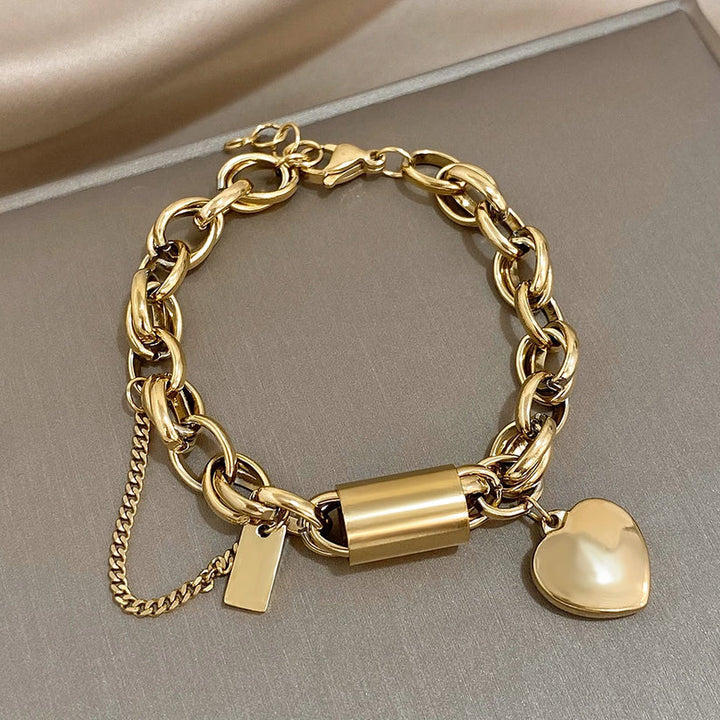 Pulsera gruesa en forma de corazón de oro
