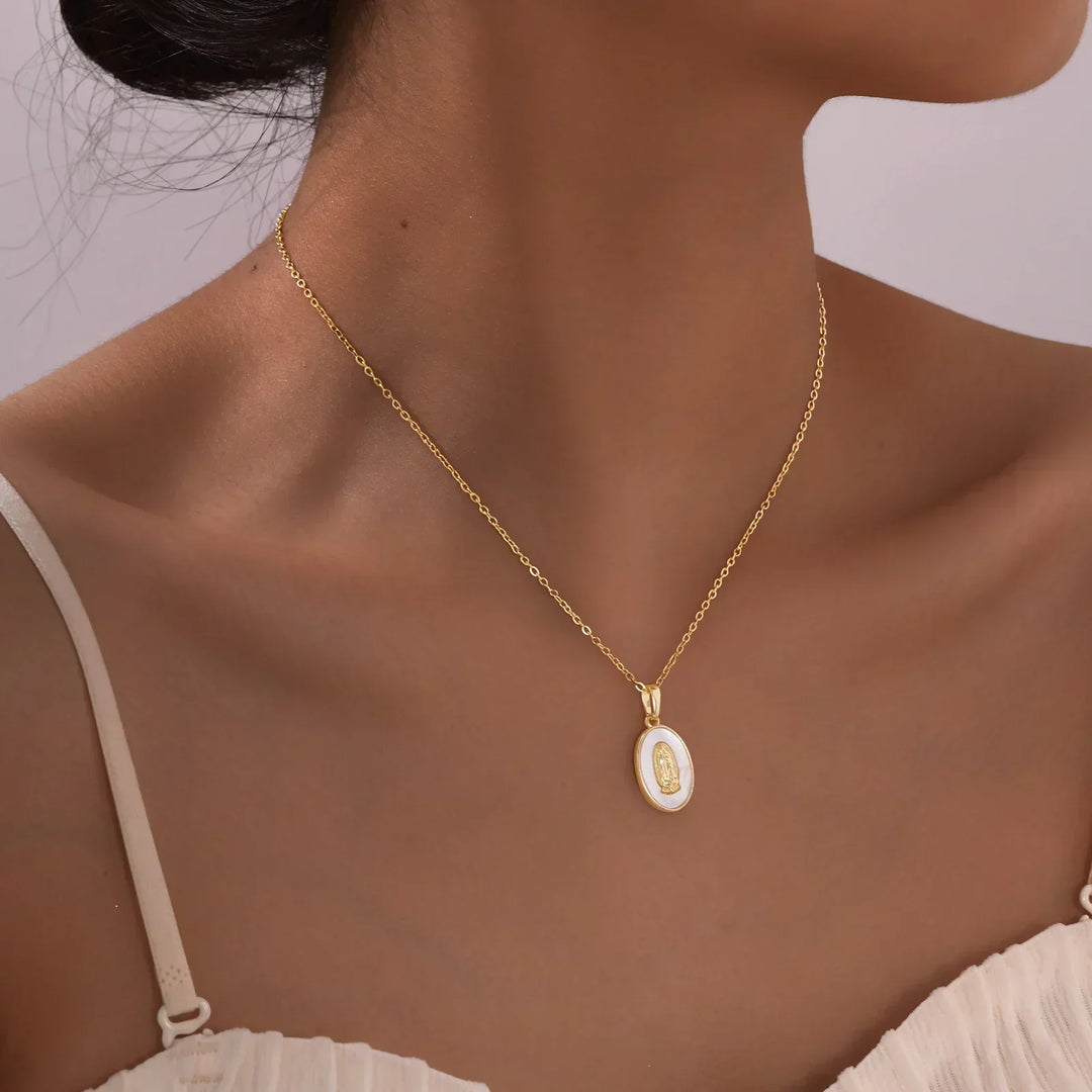 Collar con Colgante Ovalado de la Virgen en Oro