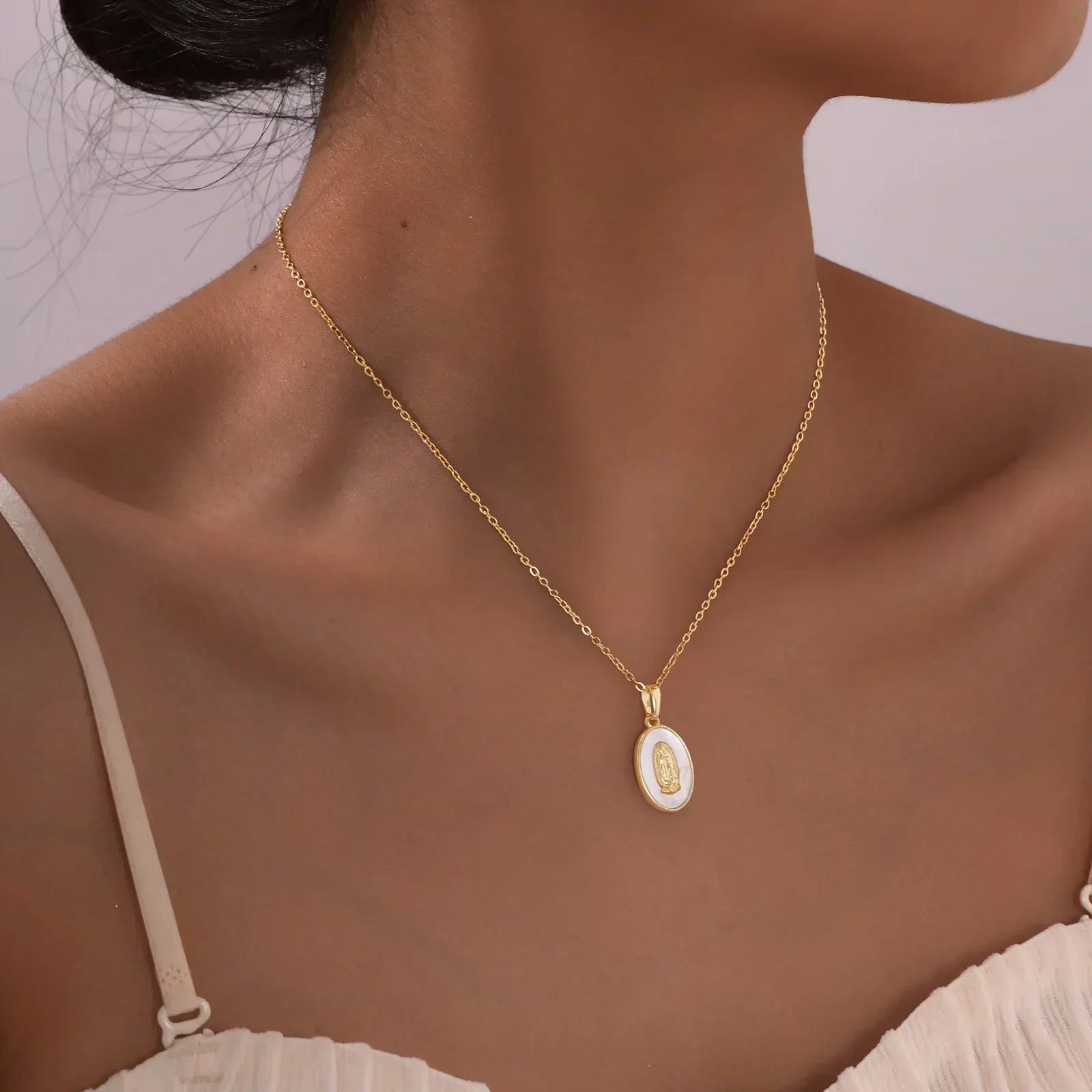 Collar con Colgante Ovalado de la Virgen en Oro