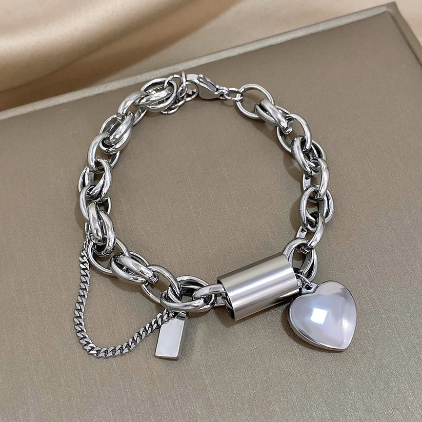 Pulsera gruesa en forma de corazón de oro