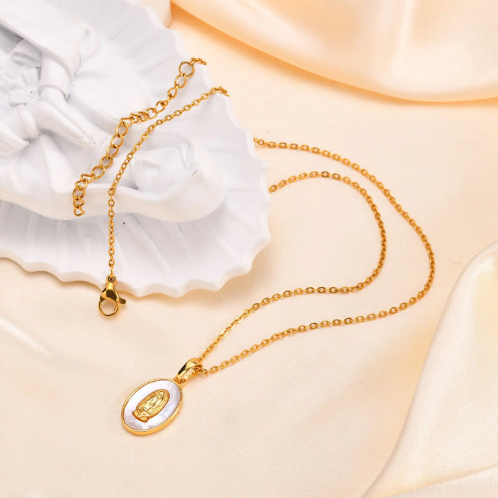 Collar con Colgante Ovalado de la Virgen en Oro