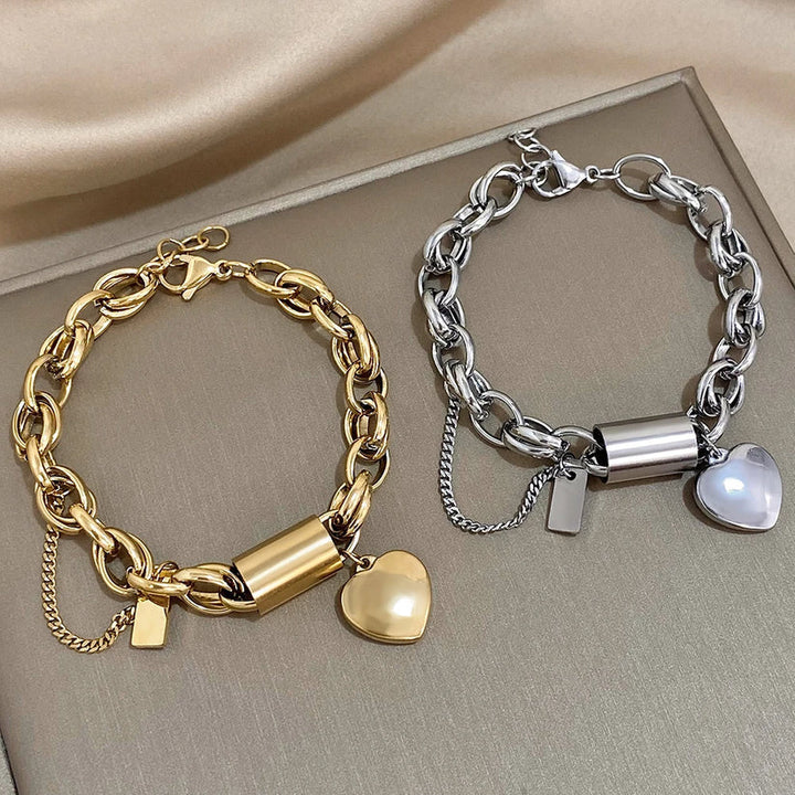Pulsera gruesa en forma de corazón de oro