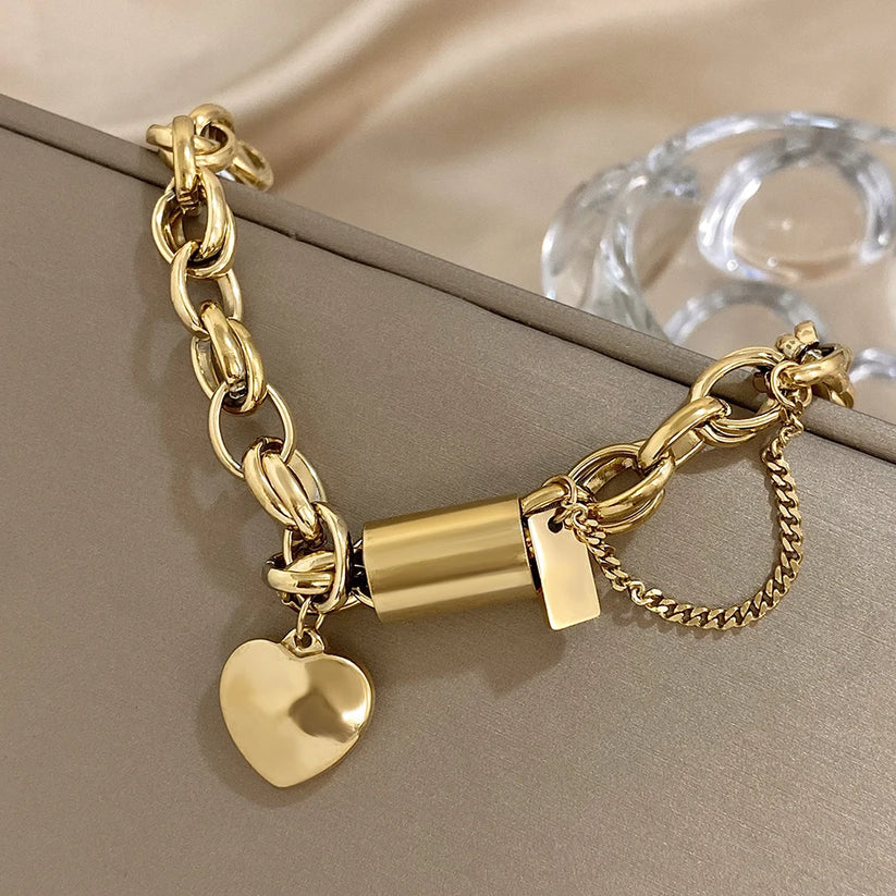Pulsera gruesa en forma de corazón de oro