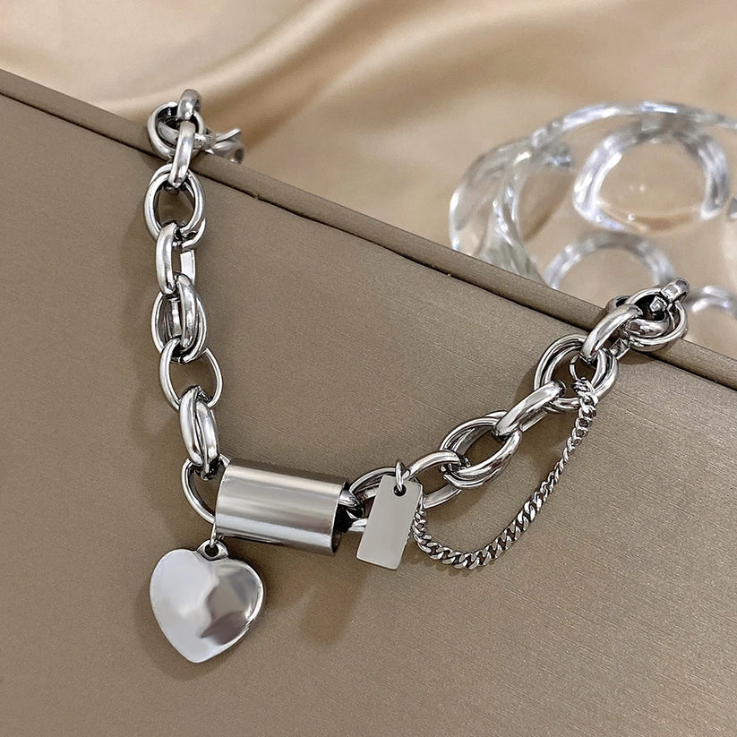 Pulsera gruesa en forma de corazón de oro