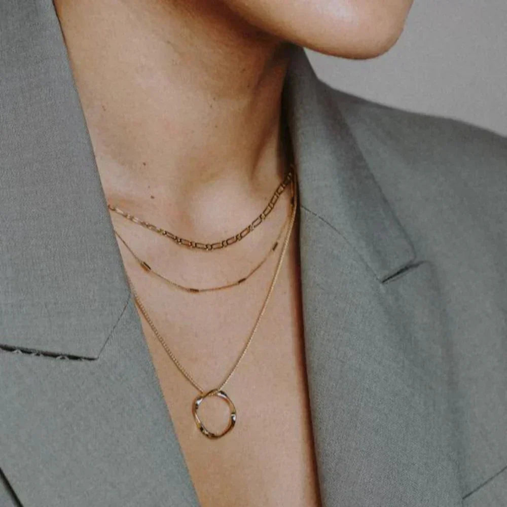 Collar de Aro Abierto de Tres Filas en Oro