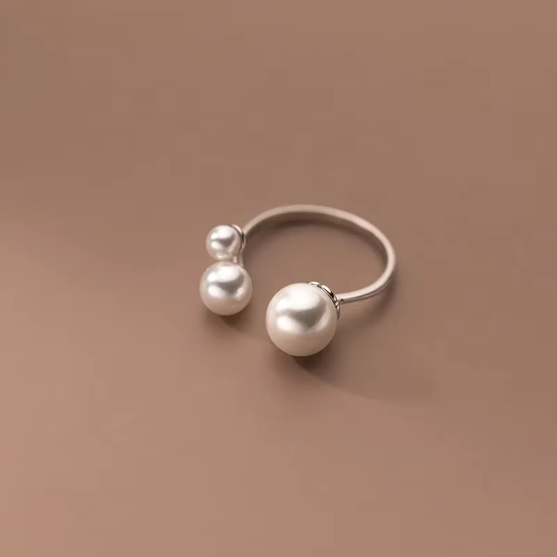 Anillo Elegante con Trio de Perlas