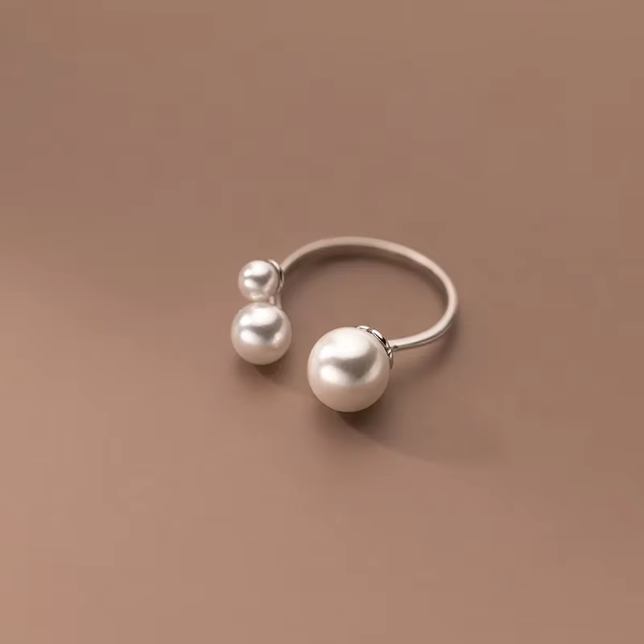 Anillo Elegante con Trio de Perlas