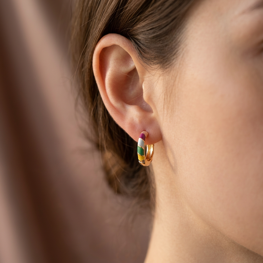 Pendientes Elegantes con Esmalte Dorado