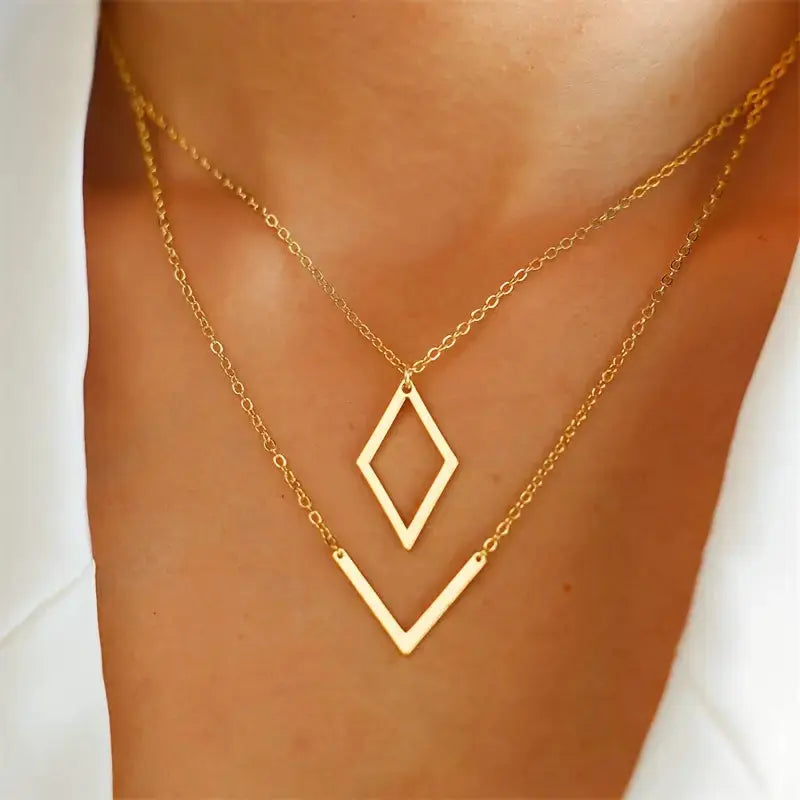 Collar con Colgante en V Geométrico