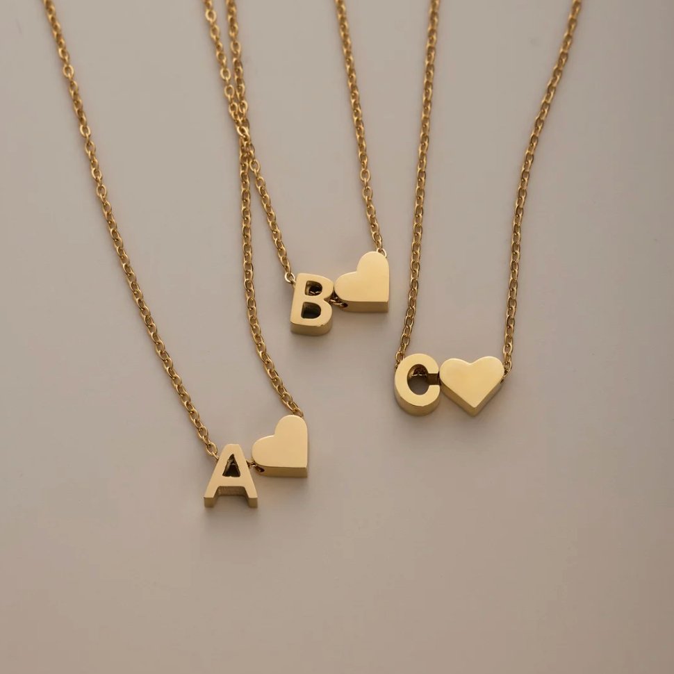 Collar Inicial Intemporal con Colgante en Forma de Corazón