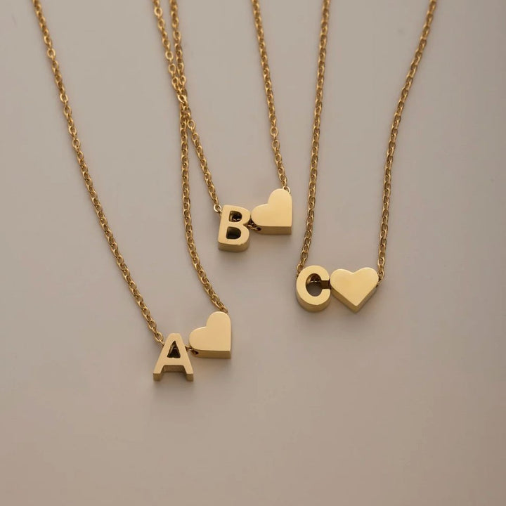 Collar Inicial Intemporal con Colgante en Forma de Corazón