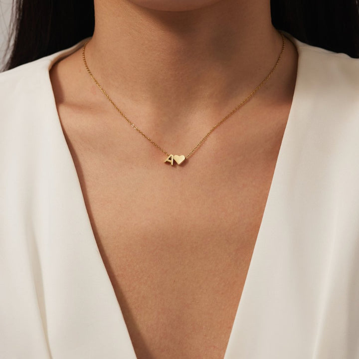Collar Inicial Intemporal con Colgante en Forma de Corazón