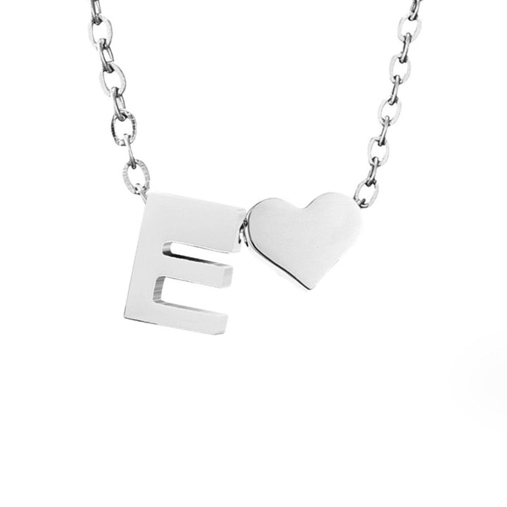 Collar Inicial Intemporal con Colgante en Forma de Corazón