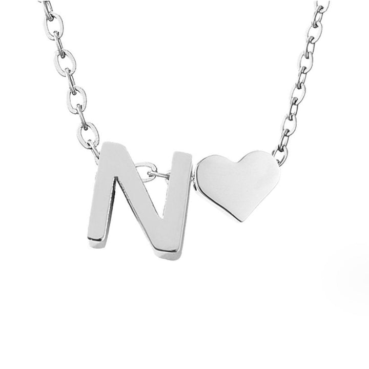 Collar Inicial Intemporal con Colgante en Forma de Corazón