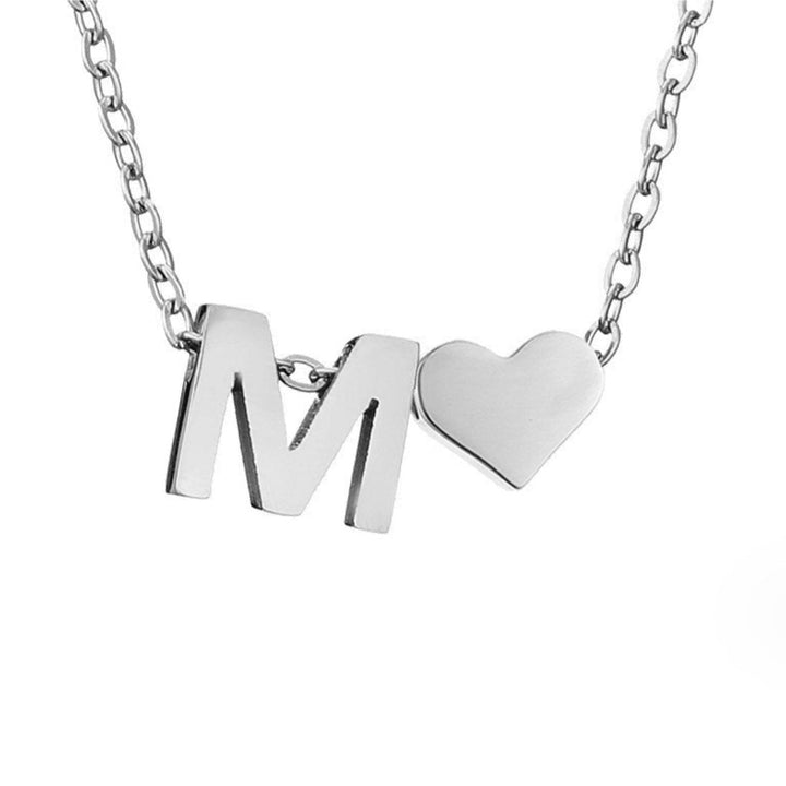 Collar Inicial Intemporal con Colgante en Forma de Corazón