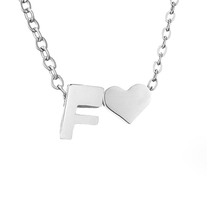 Collar Inicial Intemporal con Colgante en Forma de Corazón